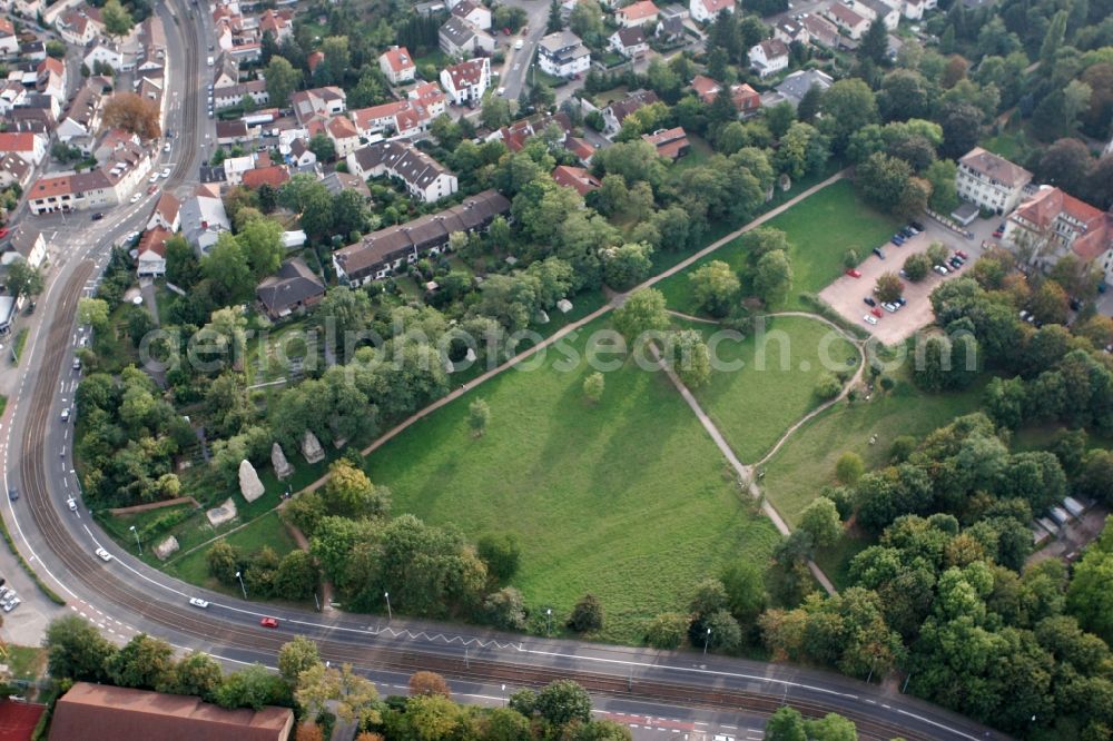 Aerial photograph Mainz - View of the Oberstadt part of Mainz in the state of Rhineland-Palatinate. The district consists of several residential buildings and estates and extensive green spaces. View of the remains of a roman aquaeduct, the Roman stones of Zahlbach