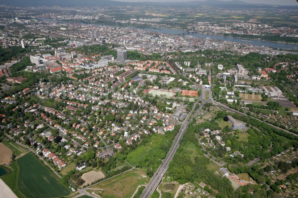 Aerial photograph Mainz - View of the Oberstadt part of Mainz in the state of Rhineland-Palatinate. The district consists of several residential buildings and estates and extensive green spaces. It is the home of several important historic buildings of the fortress of the former military town