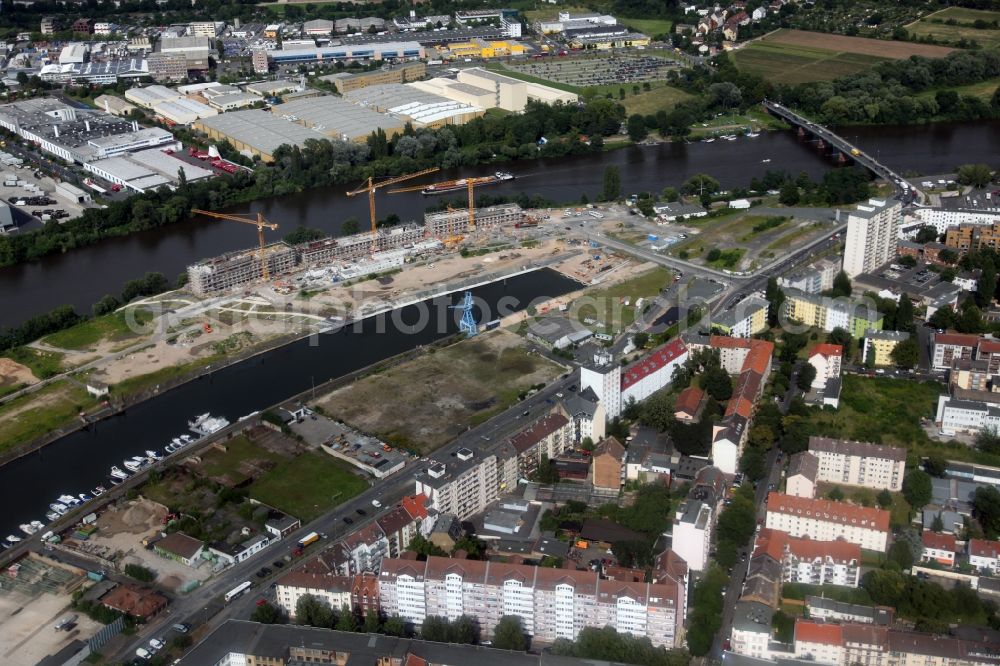 Offenbach from the bird's eye view: Stadtteilansicht der am Mainbogen liegenden Stadt Offenbach am Main, im Rhein - Main - Gebiet, im Bundesland Hessen. Auf der Hafeninsel wird ein Projekt zur Urbanisierung durchgeführt: es werden mehrere Wohnhäuser, Gastronomiebetriebe und Straßen gebaut.// Partial city view of Offenbach am Main, a city near the oxbow Mainbogen in the Rhine - Main - Area, in the state of Hessen. On the island Hafeninsel is in action a project to urbanize the area: several houses, gastronomic establishments and streets will be built.