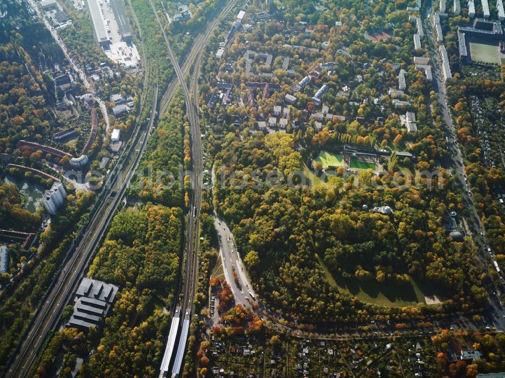 Aerial photograph Berlin - View of the Schoeneberg part of Berlin around Insulaner Park and Prellerweg in Berlin in Germany. The Insulaner is an artificial hill including several recreational facilities and the Wilhelm-Foerster observatory. Prellerweg passes the park and crosses the railway tracks of the S-Bahn lines S2 and S25 at Priesterweg station