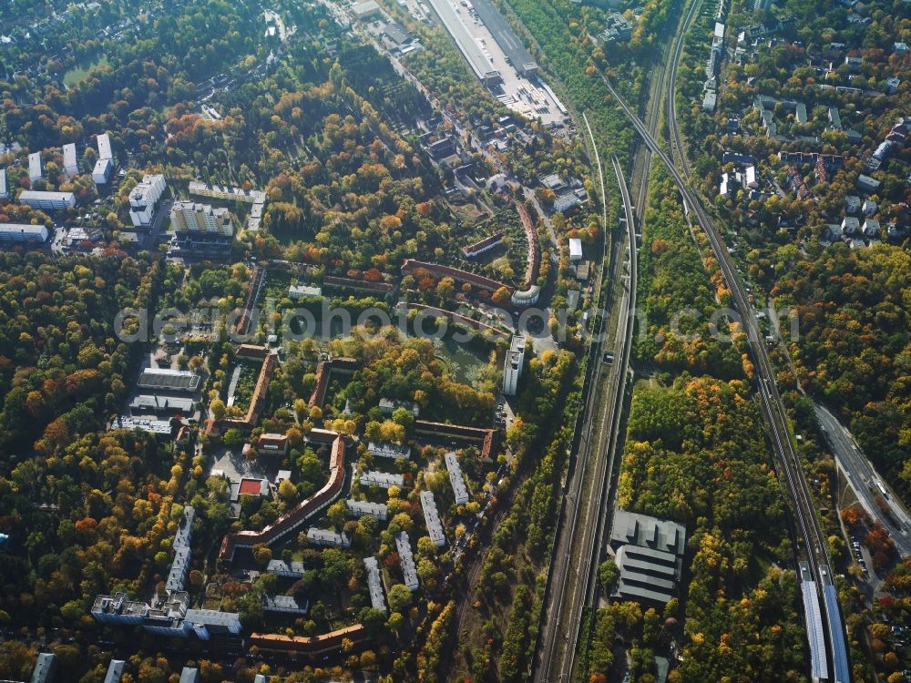 Aerial image Berlin - View of the Schoeneberg part of Berlin around Insulaner Park and Prellerweg in Berlin in Germany. The Insulaner is an artificial hill including several recreational facilities and the Wilhelm-Foerster observatory. Prellerweg passes the park and crosses the railway tracks of the S-Bahn lines S2 and S25 at Priesterweg station