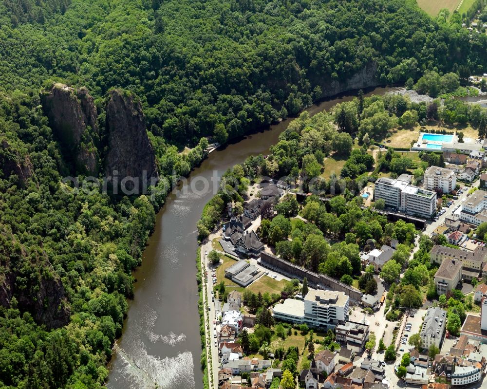 Aerial image Bad Münster am Stein-Ebernburg - View of the East of the Bad Muenster am Stein-Ebernburg part of Bad Kreuznach in the state of Rhineland-Palatinate. Bad Muenster is a spa resort and has been made a district of Bad Kreuznach in 2014. It is located in the valley of the river Nahe, surrounded by forest which are landmarks and important tourist sites, forest and vineyards. An open air pool and the park of the town are located on the riverbank