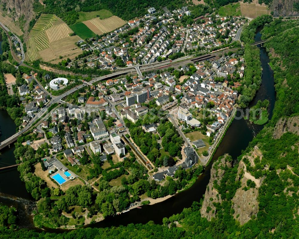 Aerial photograph Bad Münster am Stein-Ebernburg - View of the East of the Bad Muenster am Stein-Ebernburg part of Bad Kreuznach in the state of Rhineland-Palatinate. Bad Muenster is a spa resort and has been made a district of Bad Kreuznach in 2014. It is located in the valley of the river Nahe, surrounded by forest which are landmarks and important tourist sites, forest and vineyards. An open air pool and the park of the town are located on the riverbank