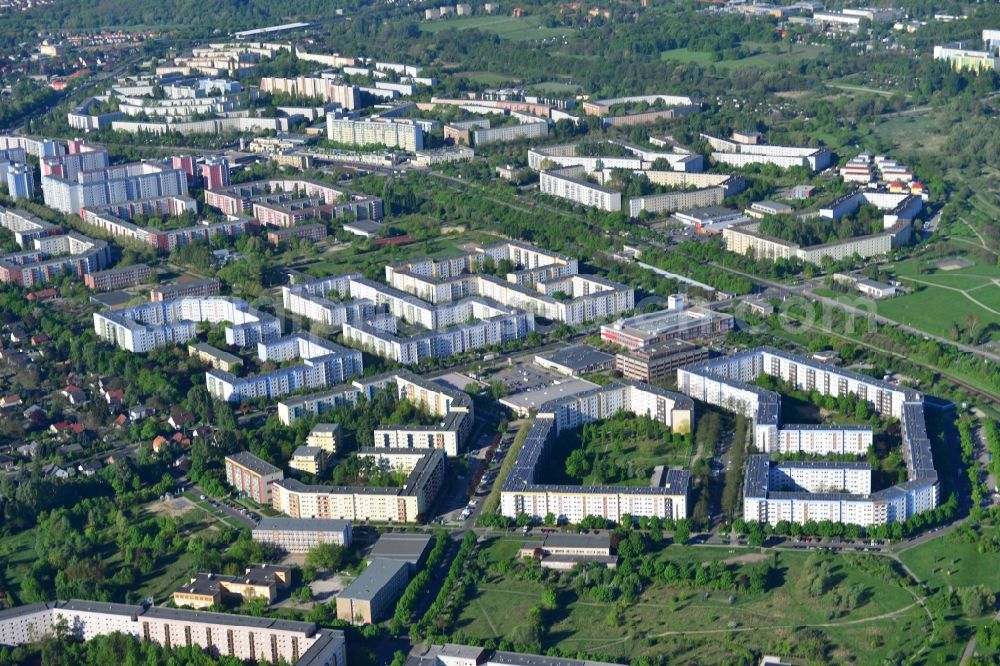 Aerial photograph Berlin - View of the East of the Hellersdorf part of the district of Marzahn-Hellersdorf in Berlin in Germany. The East of the locality is located on the border to the state of Brandenburg and consists of residential estates and blocks of flats, which are surrounded by green areas