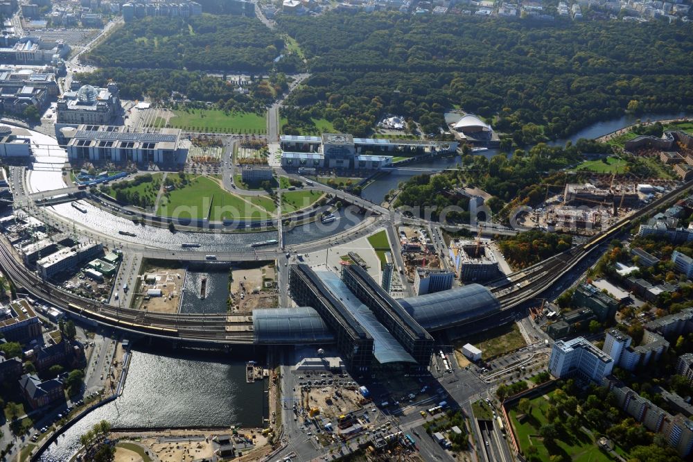 Aerial image Berlin-Moabit - View Berlin Moabit district of the Berlin Central Station / Lehrter Bahnhof Spreebogen the government district with the Federal Chancellery and the Reichstag. Forefront in the construction sites of the Humboldt Harbor