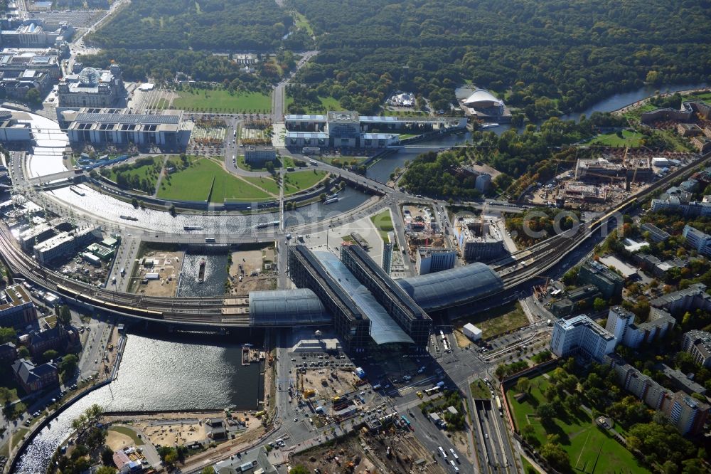 Aerial photograph Berlin-Moabit - View Berlin Moabit district of the Berlin Central Station / Lehrter Bahnhof Spreebogen the government district with the Federal Chancellery and the Reichstag. Forefront in the construction sites of the Humboldt Harbor