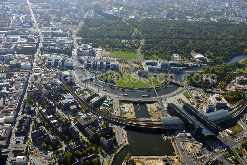 Berlin-Moabit from above - View Berlin Moabit district of the Berlin Central Station / Lehrter Bahnhof Spreebogen the government district with the Federal Chancellery and the Reichstag. Forefront in the construction sites of the Humboldt Harbor