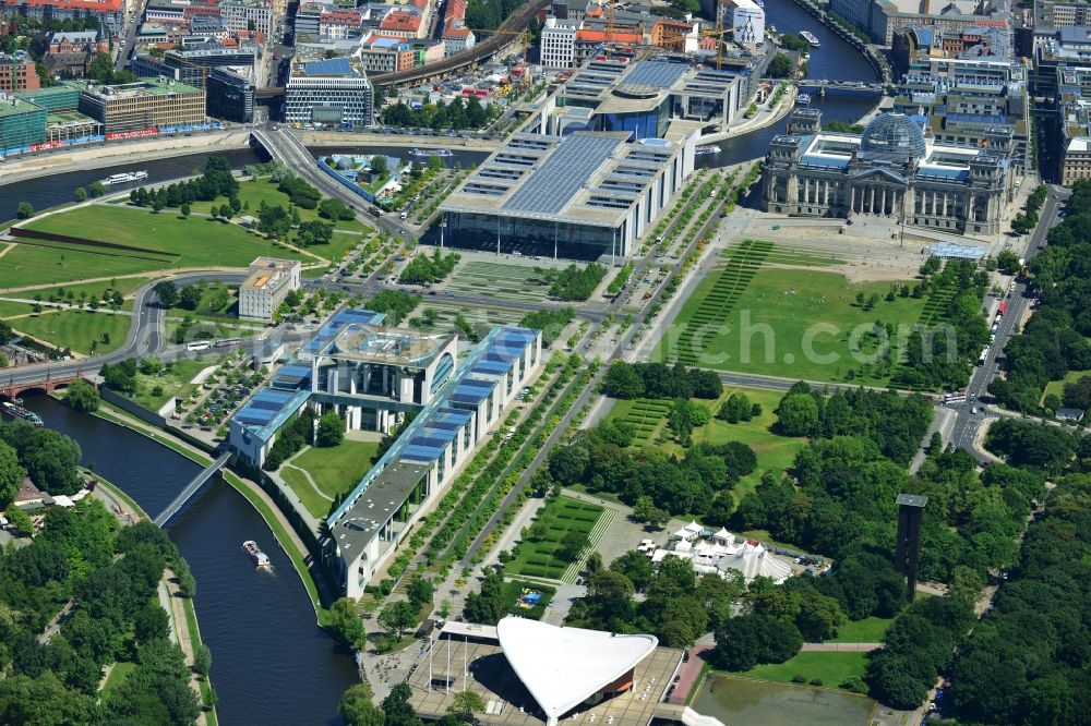 Aerial photograph Berlin - Partial view of the city district government with the building of the BKA, the Federal Chancellery in Berlin on the Spree bow Tiergarten