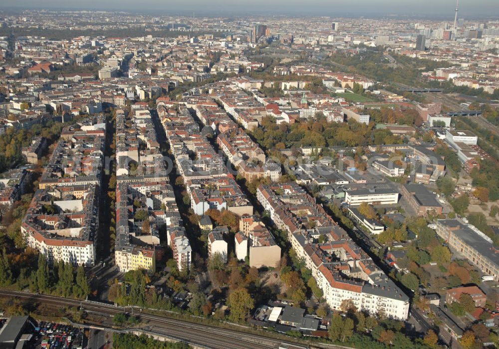 Aerial photograph Berlin - Die Rote Insel ist eine Ortslage im Berliner Stadtteil Schöneberg. Sie gehört seit der Bezirksreform von 2001 zum siebten Berliner Bezirk Tempelhof-Schöneberg, stellt aber selbst keine offiziell gebräuchliche administrative Einheit dar. Als soziales Bezugssystem, mithin als typischer Berliner Kiez, funktioniert die Insel jedoch in umso ausgeprägterer Weise. Zur Roten Insel zählen die Straße um die Kolonnen-/ Monumenten-/ Leber- sowie Gustav-Müller-Straße. Sie wird auch als Schöneberger Insel bezeichnet. Rot war die Insel zwischen den Gleisen von drei S-Bahn Linien wegen des hohen Anteils an Linken in der Bevölkerung bis in die Nazizeit hinein.