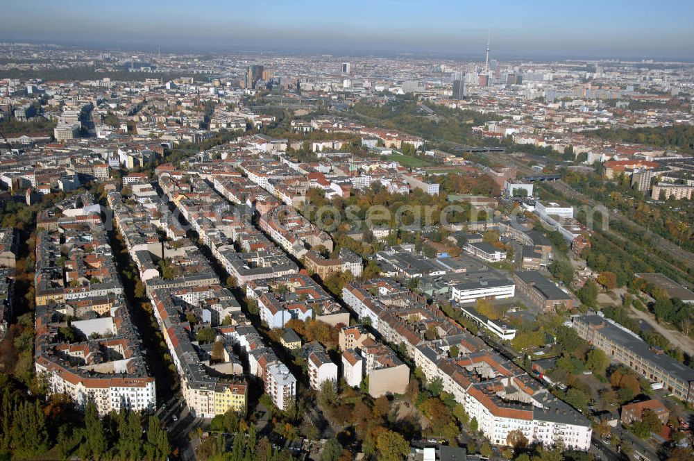 Berlin from above - Die Rote Insel ist eine Ortslage im Berliner Stadtteil Schöneberg. Sie gehört seit der Bezirksreform von 2001 zum siebten Berliner Bezirk Tempelhof-Schöneberg, stellt aber selbst keine offiziell gebräuchliche administrative Einheit dar. Als soziales Bezugssystem, mithin als typischer Berliner Kiez, funktioniert die Insel jedoch in umso ausgeprägterer Weise. Zur Roten Insel zählen die Straße um die Kolonnen-/ Monumenten-/ Leber- sowie Gustav-Müller-Straße. Sie wird auch als Schöneberger Insel bezeichnet. Rot war die Insel zwischen den Gleisen von drei S-Bahn Linien wegen des hohen Anteils an Linken in der Bevölkerung bis in die Nazizeit hinein.