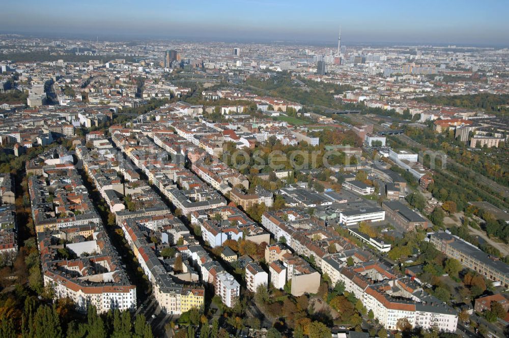 Berlin from the bird's eye view: Die Rote Insel ist eine Ortslage im Berliner Stadtteil Schöneberg. Sie gehört seit der Bezirksreform von 2001 zum siebten Berliner Bezirk Tempelhof-Schöneberg, stellt aber selbst keine offiziell gebräuchliche administrative Einheit dar. Als soziales Bezugssystem, mithin als typischer Berliner Kiez, funktioniert die Insel jedoch in umso ausgeprägterer Weise. Zur Roten Insel zählen die Straße um die Kolonnen-/ Monumenten-/ Leber- sowie Gustav-Müller-Straße. Sie wird auch als Schöneberger Insel bezeichnet. Rot war die Insel zwischen den Gleisen von drei S-Bahn Linien wegen des hohen Anteils an Linken in der Bevölkerung bis in die Nazizeit hinein.