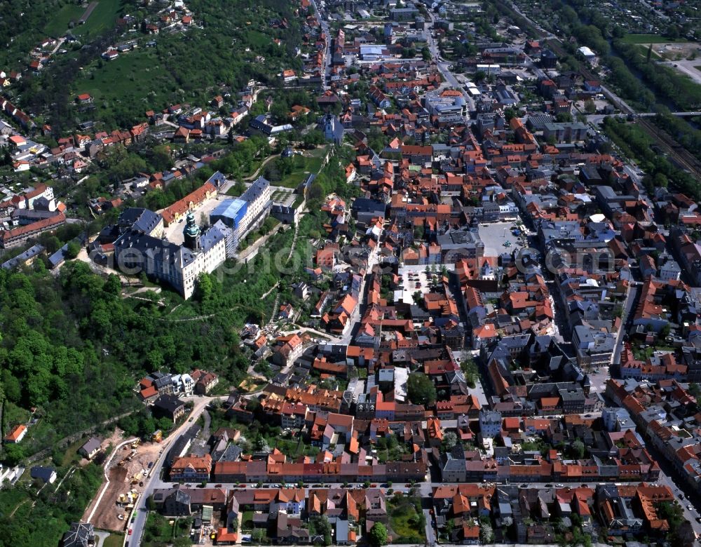 Rudolstadt from the bird's eye view: Rudolstadt in Thuringia is located on the Saale. The major attraction of the historic city is the former residence Heidecksburg in which the Thuringian State Museum is housed