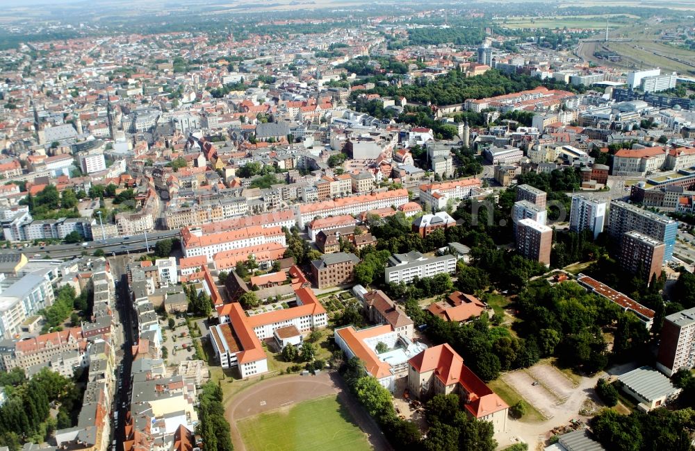 Aerial photograph Halle ( Saale ) - Partial view of the city expressway Waisenhausmauer in Halle (Saale) in Saxony-Anhalt. Residential areas in the image with old house - apartment buildings on the Francke Foundations Franckeplatz