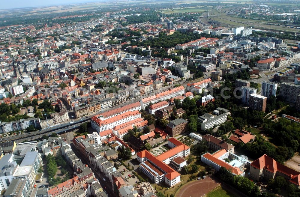 Halle ( Saale ) from above - Partial view of the city expressway Waisenhausmauer in Halle (Saale) in Saxony-Anhalt. Residential areas in the image with old house - apartment buildings on the Francke Foundations Franckeplatz