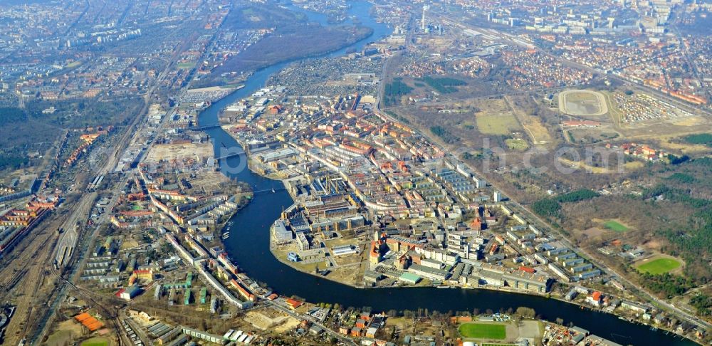 Berlin from above - Stadtteilansicht von Schöneweide in Berlin. Schöneweide ist die vereinfachte Bezeichnung für die zwei Ortsteile Niederschöneweide und Oberschöneweide im Bezirk Treptow-Köpenick. Schöneweide liegt zu beiden Seiten einer Biegung der Spree.