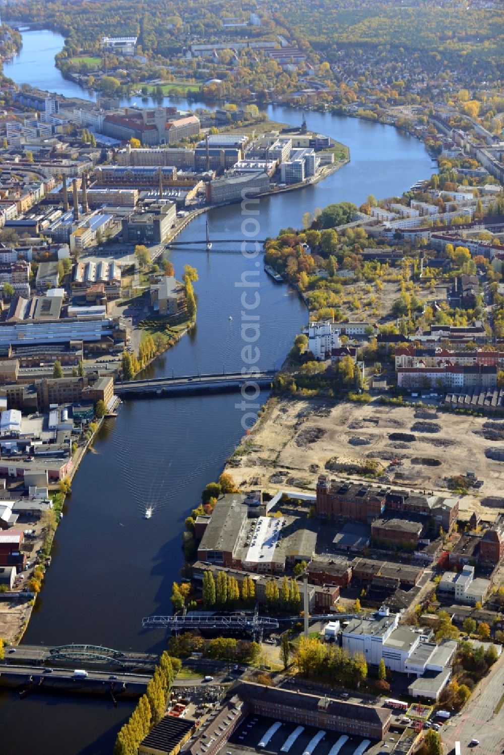 Aerial photograph Berlin - View of Schöneweide in the Berlin borough Treptow-Köpenick. Schöneweide is the designation for the two districts Niederschöneweide and Oberschöneweide in the borough Treptow-Köpenck. The river Spree separates the two districts from each other