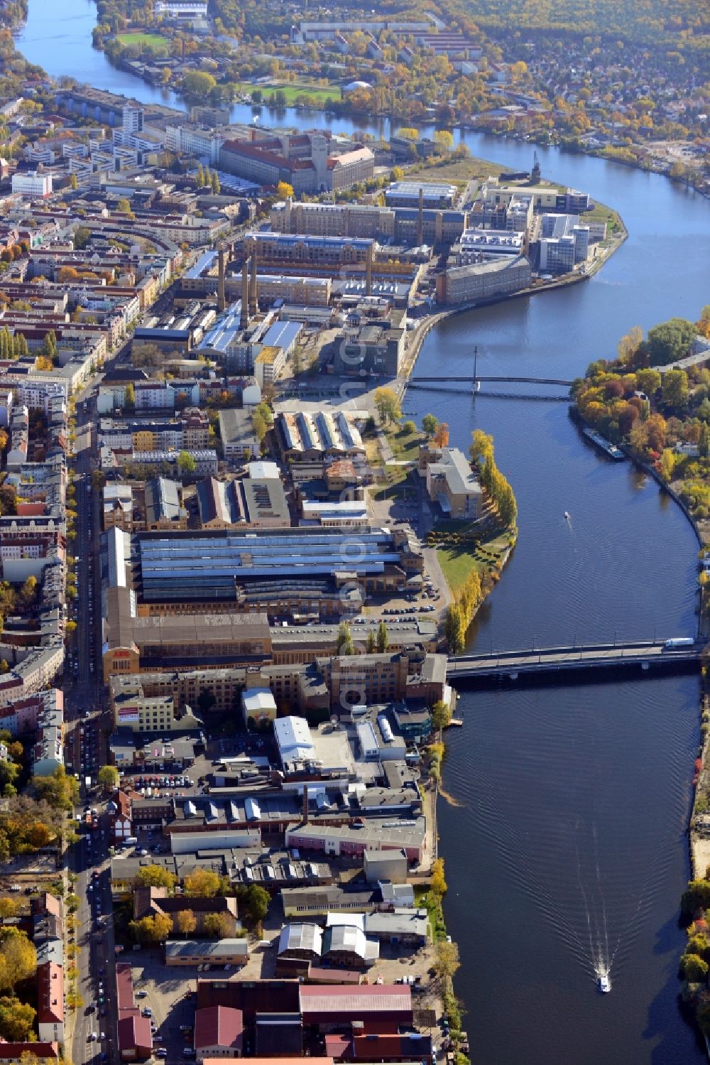 Berlin from the bird's eye view: View of Schöneweide in the Berlin borough Treptow-Köpenick. Schöneweide is the designation for the two districts Niederschöneweide and Oberschöneweide in the borough Treptow-Köpenck. The river Spree separates the two districts from each other