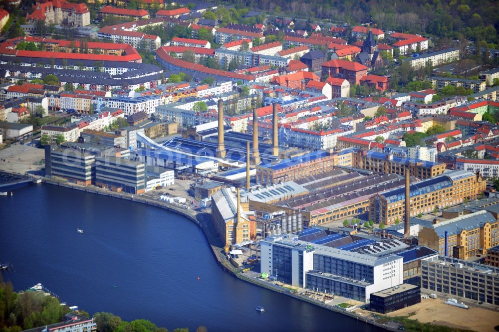 Aerial photograph Berlin - View of Schöneweide in the Berlin borough Treptow-Köpenick. Schöneweide is the designation for the two districts Niederschöneweide and Oberschöneweide in the borough Treptow-Köpenck. The river Spree separates the two districts from each other