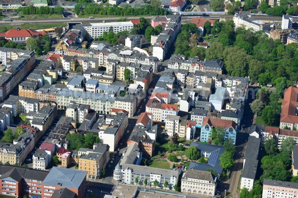 Gera from the bird's eye view: View of the South of the city centre of Gera in the state of Thuringia. Historic residential and business buildings are located along Schmelzhuettenstrasse. The Park of Youth is located in the background