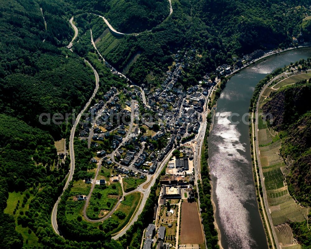 Aerial photograph Cochem - View of the Sehl part of Cochem in the state of Rhineland-Palatinate. Cochem is the largest town of the Cochem-Zell county district and is located in a bend of the river, surrounded by woods and hills. The Sehl part of the town is located on the left riverbank in the South of the town