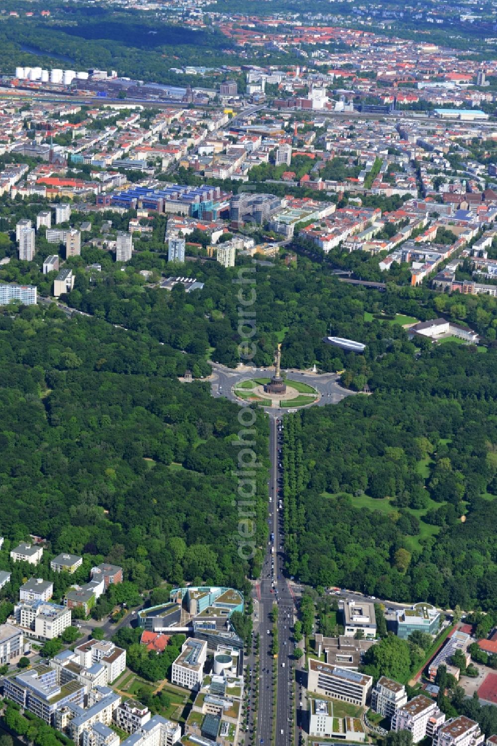 Berlin from the bird's eye view: City view with part of the Victory Column and the roundabout at the Straße des 17 in the city's Tiergarten park in Berlin