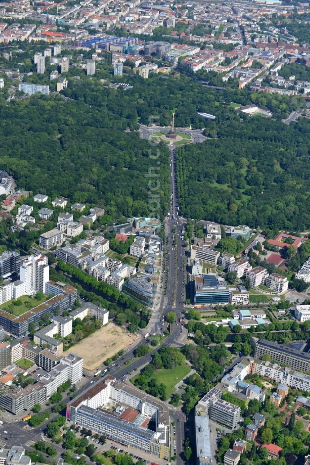 Aerial photograph Berlin - City view with part of the Victory Column and the roundabout at the Straße des 17 in the city's Tiergarten park in Berlin