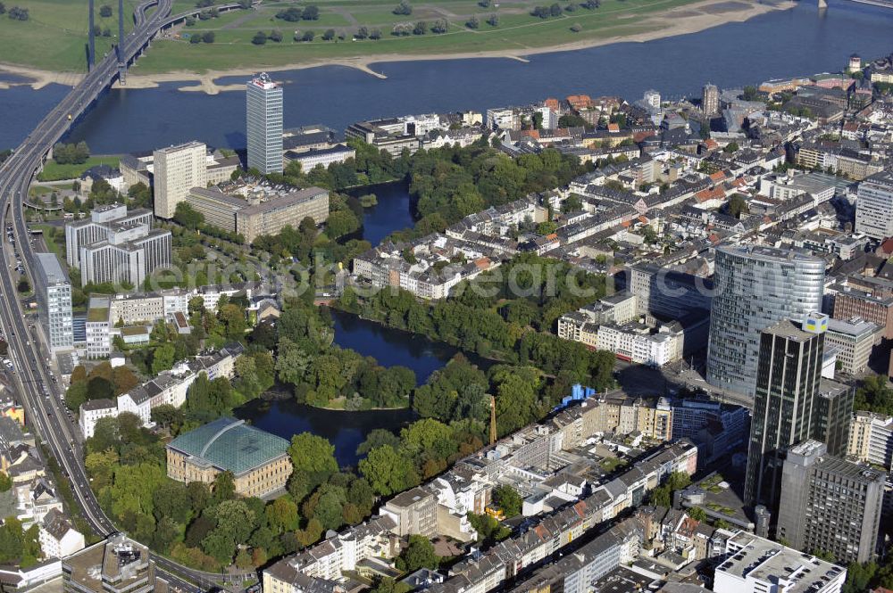 Aerial image Düsseldorf - Stadtansicht mit dem Ständehaus am Kaiserteich / Schwanenspiegel, dem Innenministerium NRW, dem Vodafone-Hochhaus an Spee´s Graben, dem Hochhaus vom Unternehmen Ernst & Young, dem Holiday Inn Hotel, Mehrfamilienhäusern und der Rheinkniebrücke in Düsseldorf-Stadtbezirk 01 im Stadtteil Carlstadt am Rhein. Cityscape of Düsseldorf-Stadtbezirk 01 in the district Carlstadt.