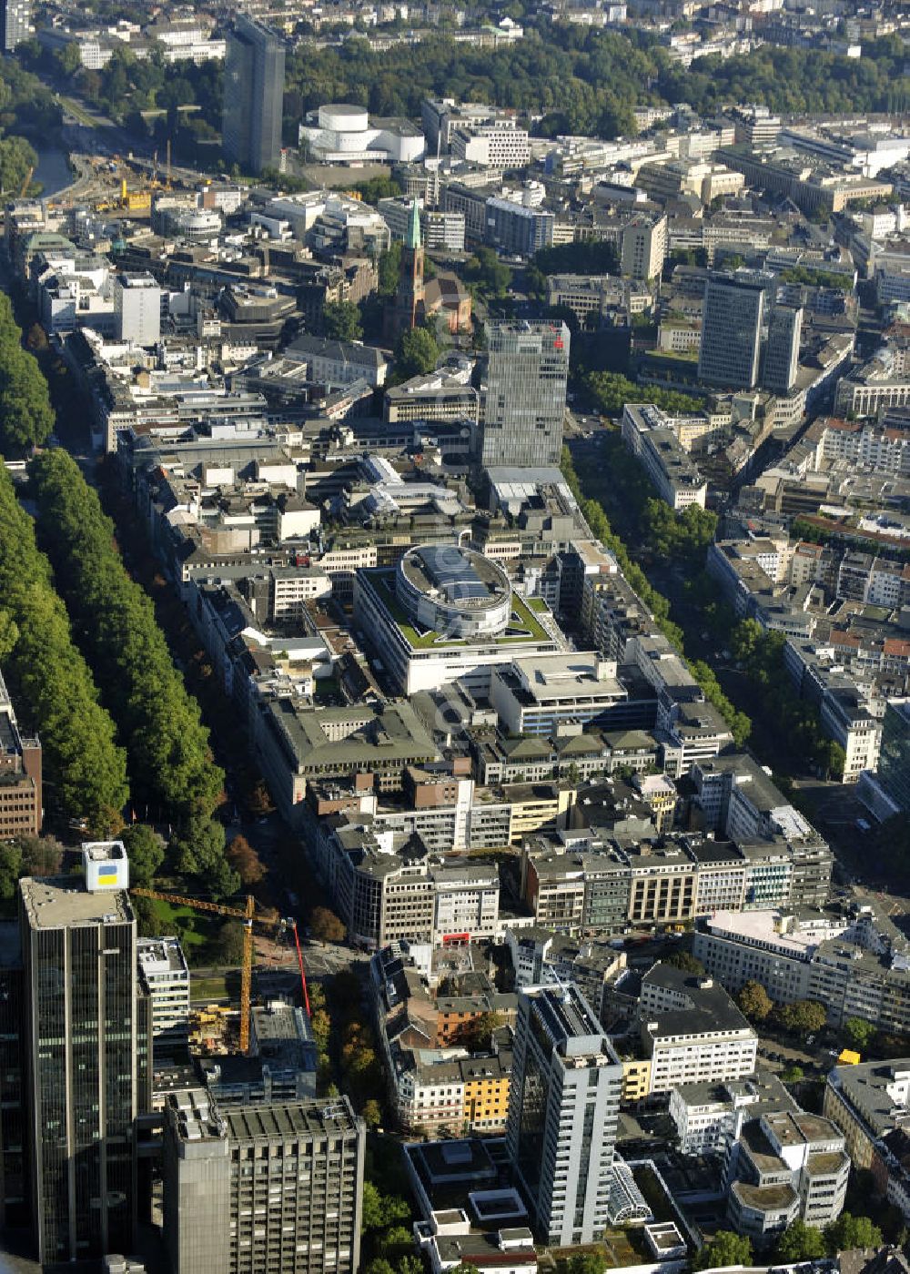 Düsseldorf from above - Stadtteilansicht auf den Ortsteil Stadtmitte im Stadtbezirk 01, geprägt durch Wohn- und Geschäftshäuser zwischen der Königsallee und Berliner Allee. View on the district Stadtmitte in the precinct Stadtbezirk 01 , characterized by blocks of flats and commercials between the alleys Königsallee and Berliner Allee.