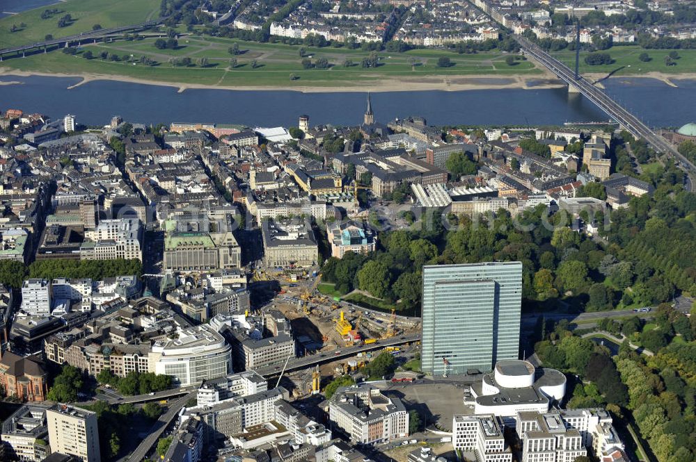 Düsseldorf from above - Stadtteilansicht vom Stadtbezirk 01 am Rhein mit Wohn- und Geschäftshäusern und dem Büro- und Verwaltungsgebäude Dreischeibenhaus an der Berliner Allee im Ortsteil Stadtmitte. Cityscape of the borough Stadtbezirk 01 at the Rhein river in the district Stadtmitte.