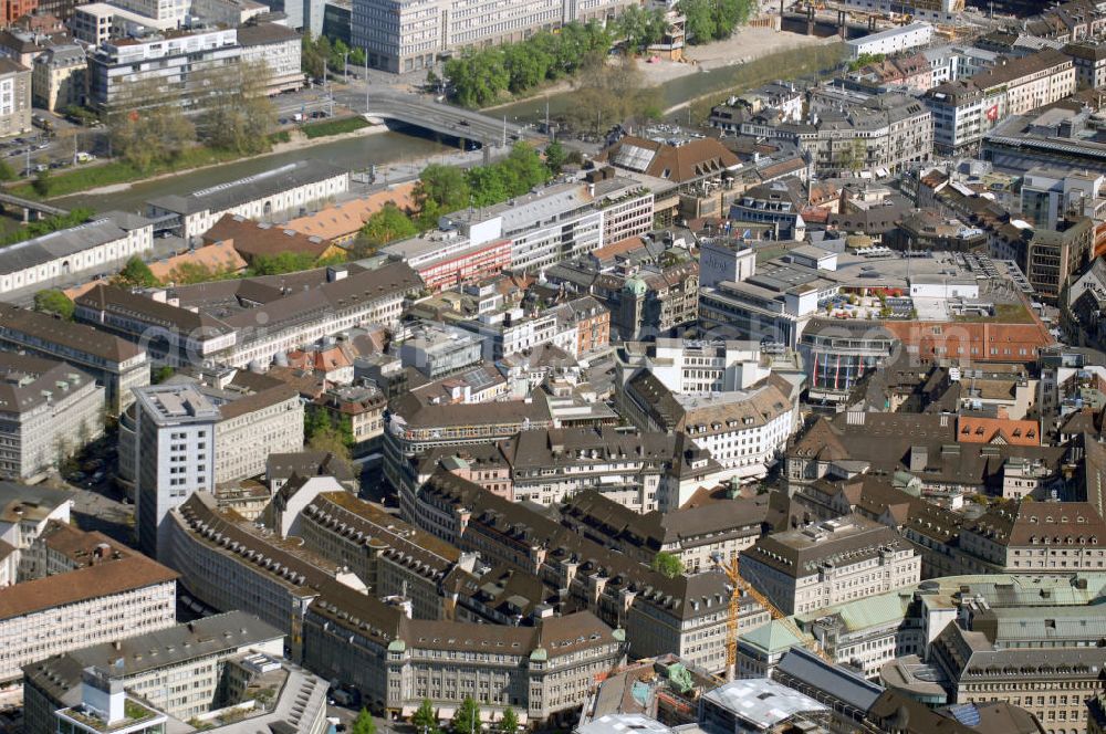 Aerial image ZÜRICH - Blick auf den Stadtkreis Altstadt in Zürich. Die Altstadt umfasst das Gebiet der bis 1893 existierenden, ursprünglichen Stadt Zürich und bildet den heutigen Kreis 1. Historisch teilt sich die Altstadt in die Kleine oder Mindere Stadt links der Limmat,und die Grosse oder Mehrere Stadt, heute ungenau Dörfli oder Niederdorf genannt. Im Bild: Linke Seite von der Limmat.