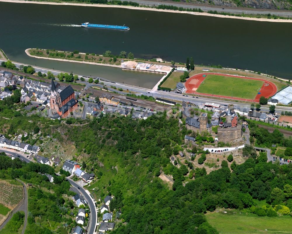 Aerial image Oberwesel - View of the town centre of Oberwesel in the state of Rhineland-Palatinate. Oberwesel is a town and official tourist resort in the county district of Rhine-Hunsrueck. A football pitch and sports facilities are located between a medieval castle on a hill - Schoenburg - and the left riverbank of the river Rhine