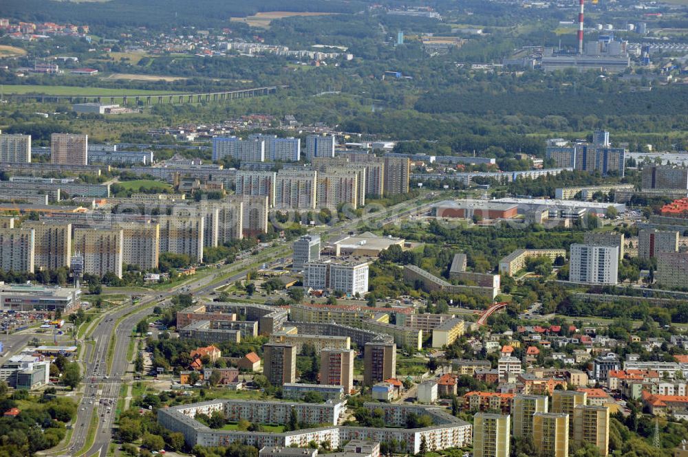 Posen / Poznan from above - Stadtansicht vom Bezirk Stare Miasto, geprägt durch Mehrfamilienhäuser an der Straße der Solidarität / Aleja Solidarnosci, in Posen / Poznan in der Region Großpolen, Polen. Cityscape of the borough Stare Miasto, which is characterized by blocks of flats at the street Aleja Solidarnosci, in Poznan in the viovodeship Greater Poland, Poland.