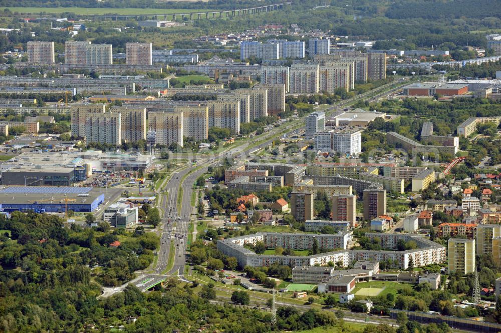 Posen / Poznan from the bird's eye view: Stadtansicht vom Bezirk Stare Miasto, geprägt durch Mehrfamilienhäuser an der Straße der Solidarität / Aleja Solidarnosci, in Posen / Poznan in der Region Großpolen, Polen. Cityscape of the borough Stare Miasto, which is characterized by blocks of flats at the street Aleja Solidarnosci, in Poznan in the viovodeship Greater Poland, Poland.