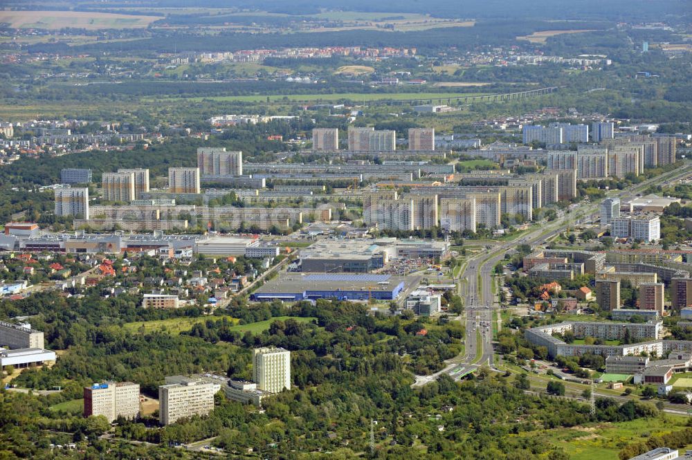 Aerial image Posen / Poznan - Stadtansicht vom Bezirk Stare Miasto, geprägt durch Mehrfamilienhäuser an der Straße der Solidarität / Aleja Solidarnosci, in Posen / Poznan in der Region Großpolen, Polen. Cityscape of the borough Stare Miasto, which is characterized by blocks of flats at the street Aleja Solidarnosci, in Poznan in the viovodeship Greater Poland, Poland.