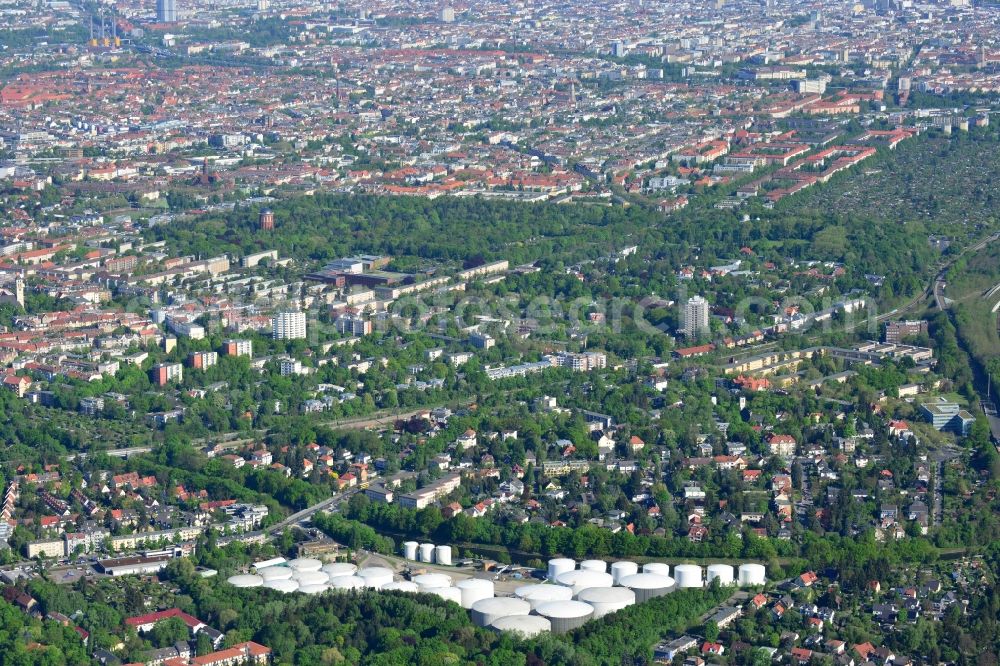 Aerial image Berlin - View of the Steglitz and Tempelhof parts of Berlin in Germany. View from the South towards the North over allotements, residential areas and the East of Steglitz and the West of Tempelhof. The foreground shows the factory and facilities of Lysoform Dr. Hans Rosemann GmbH with its white tanks and silos on Kaiser-Wilhelm-Strasse