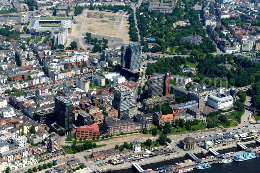 Aerial photograph Hamburg - View of the neighborhood of St.Pauli with business and office buildings and towers in the North of Hafenstrasse in Hamburg in Germany