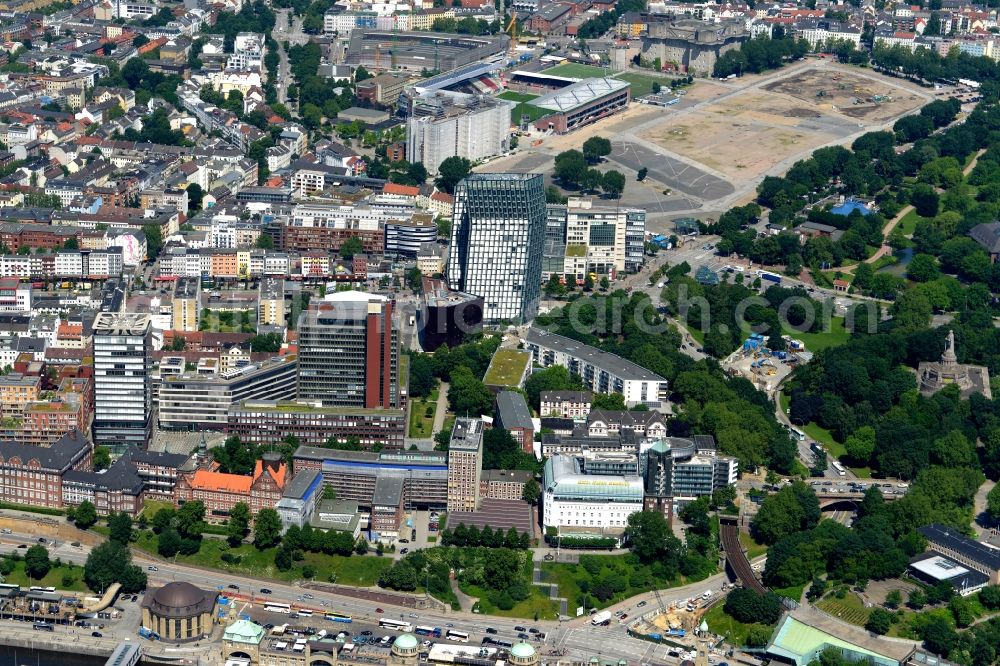 Aerial image Hamburg - View of the neighborhood of St.Pauli with business and office buildings and towers in the North of Hafenstrasse in Hamburg in Germany. The Alter Elbpark park is located in the East