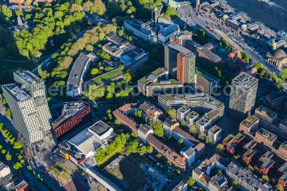 Aerial image Hamburg - View of the neighborhood of St.Pauli with business and office buildings and towers in the North of Reeperbahn in Hamburg in Germany