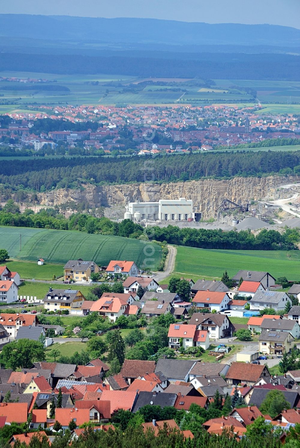 Strahlungen from the bird's eye view: Stadtteilansicht von Strahlungen in Bayern. Im Hintergrund liegen der Steinbruch der A. Steinbach Steinindustrie-Schotterwerke GmbH