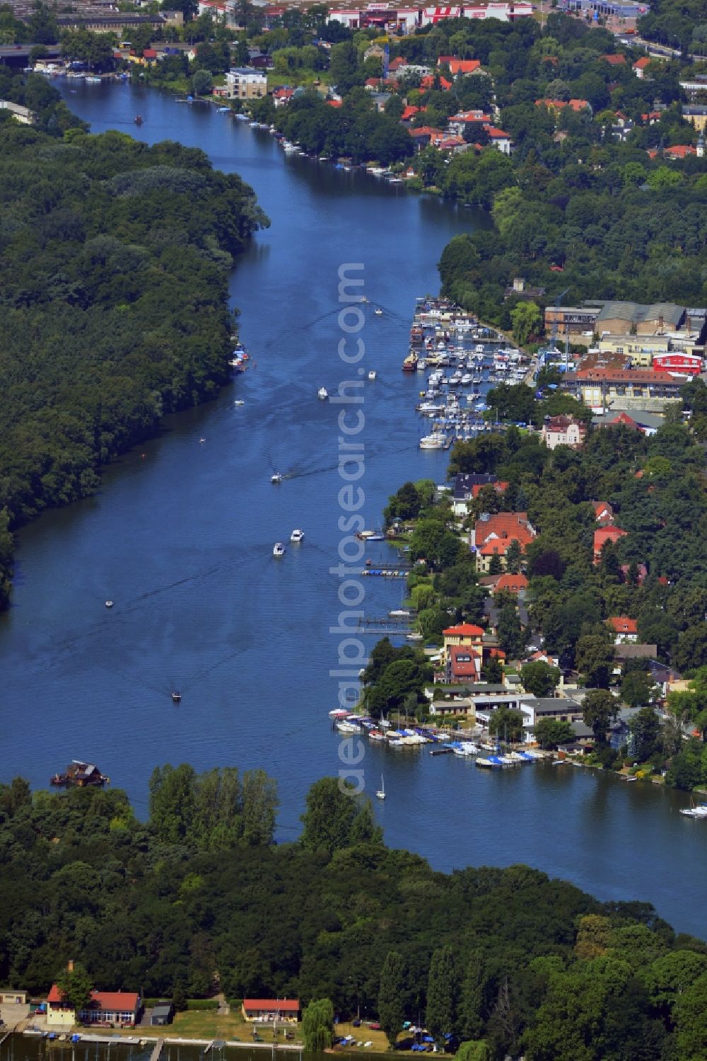 Berlin from the bird's eye view: Partial view of the city Mueggelseedamm streets on the banks of the Mueggelsee in Berlin