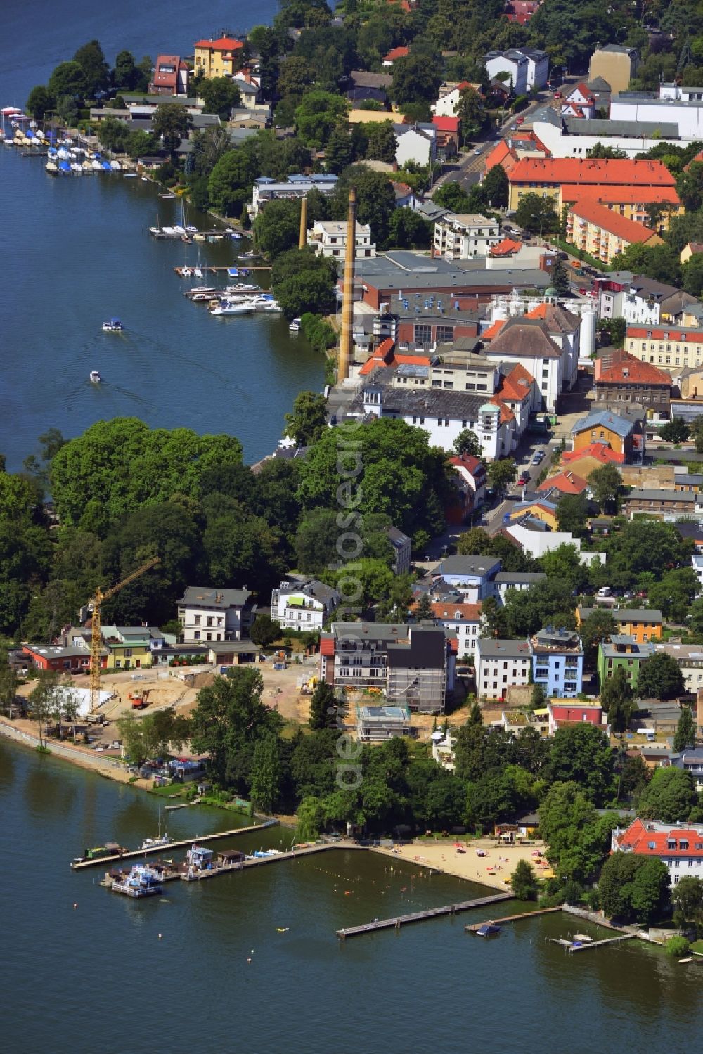 Berlin from the bird's eye view: Partial view of the city Mueggelseedamm streets on the banks of the Mueggelsee in Berlin