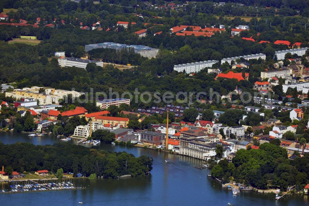 Berlin from the bird's eye view: Partial view of the city Mueggelseedamm streets on the banks of the Mueggelsee in Berlin