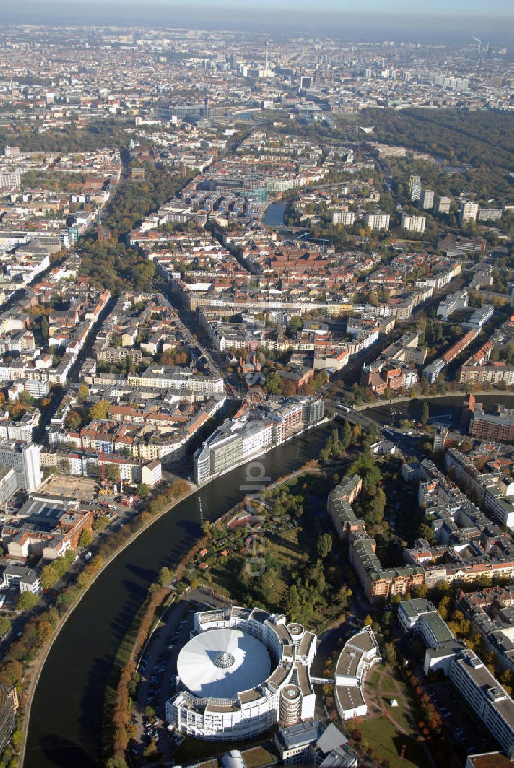 Aerial photograph Berlin - Blick auf den Stadtteil Tiergarten mit Fraunhofer Institut für Nachrichtentechnik Heinrich-Hertz-Institut am Spreebogen. Kontakt: Alt Moabit 74, 10555 Berlin, Dr. Ralf Schäfer, Tel. 030 31002-560, Fax 030 3927200, E-Mail: schaefer@hhi.fraunhofer.de,