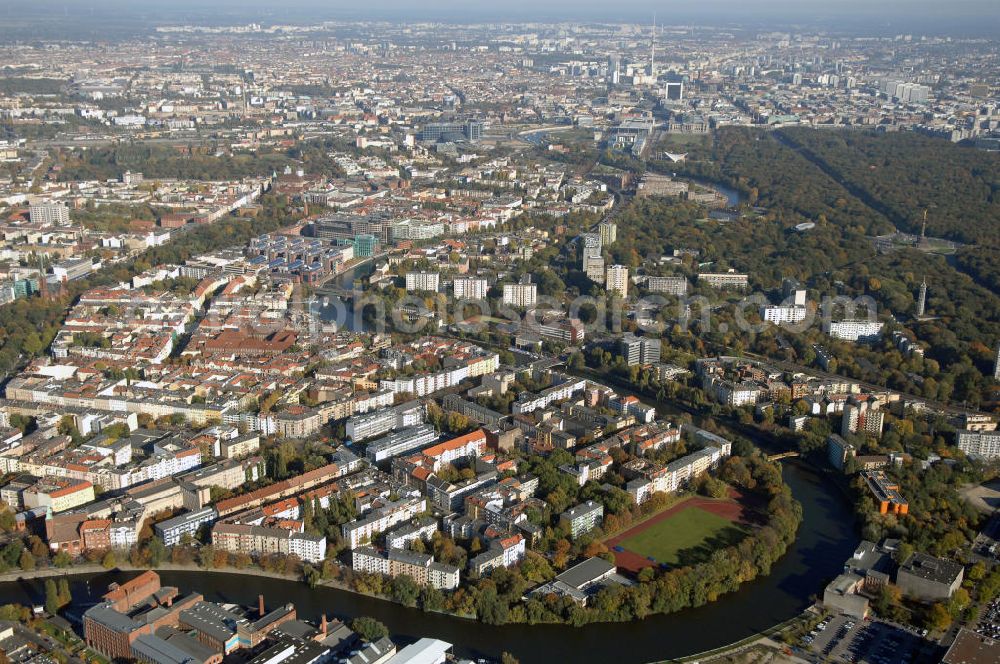 Berlin from above - Blick auf den Stadtteil Tiergarten mit dem Sportzentrum vom Turn und Sportverein GutsMuths1861 e.V. direkt am Spreebogen gelegen. Kontakt: Wullenweberstr. 15, 10555 Berlin: Tel. 030 3932440 Fax 030 3927867, E-Mail: info@tsvgutsmuths-berlin.de,