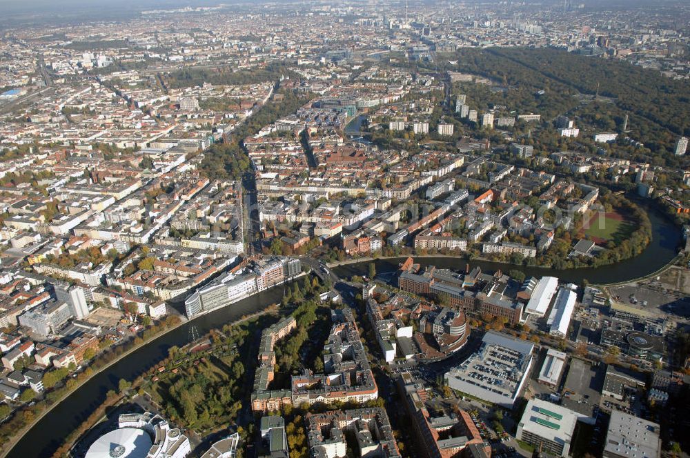 Berlin from the bird's eye view: Blick auf den Stadtteil Tiergarten mit Spreebogen.