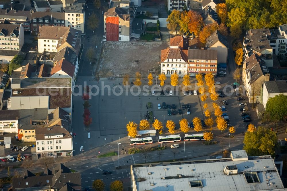 Gladbeck from above - View of the surrounding area of autumnal Market Square in the North of Wilhelmstrasse in Gladbeck in the state of North Rhine-Westphalia