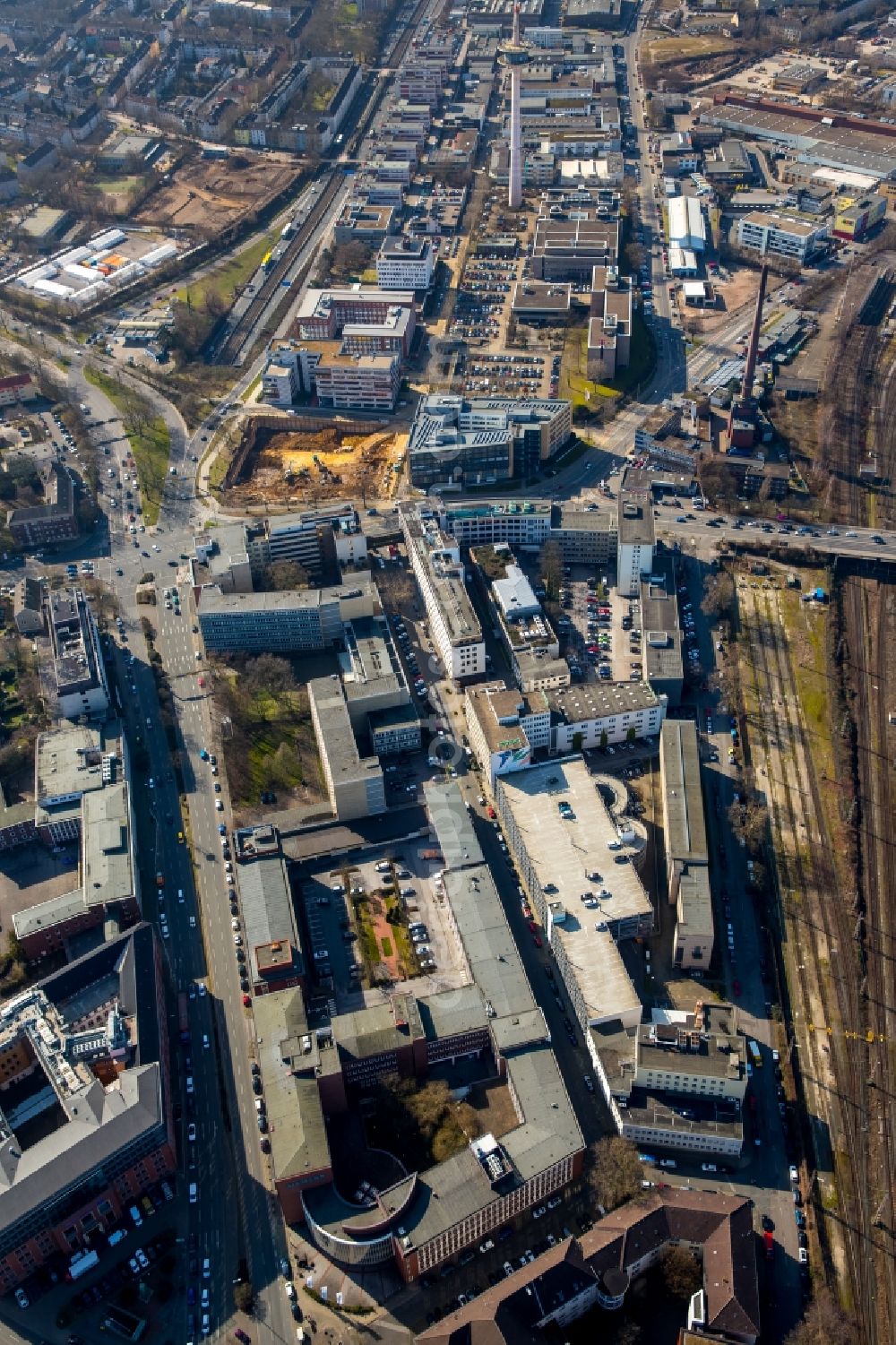 Aerial photograph Essen - View of the area around Sachsenstrasse in the South of railway tracks in the downtown area of Essen in the state of North Rhine-Westphalia