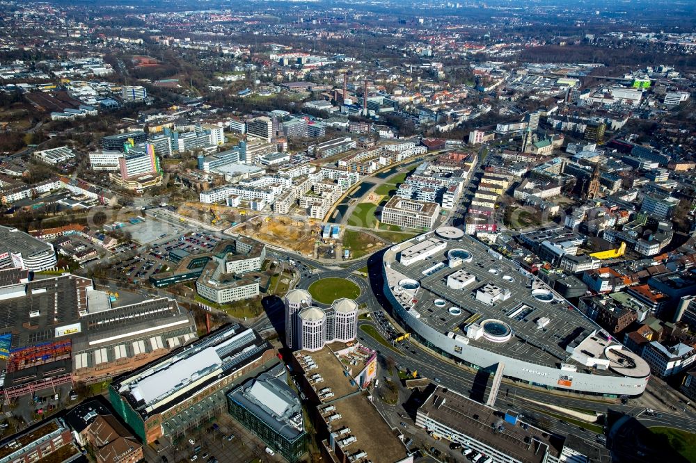 Essen from the bird's eye view: View of the University Quarter and the construction site for the office building of Funke Media Group on Berliner Platz in Essen in the state of North Rhine-Westphalia. The shopping mall Limbecker Platz is located in the foreground