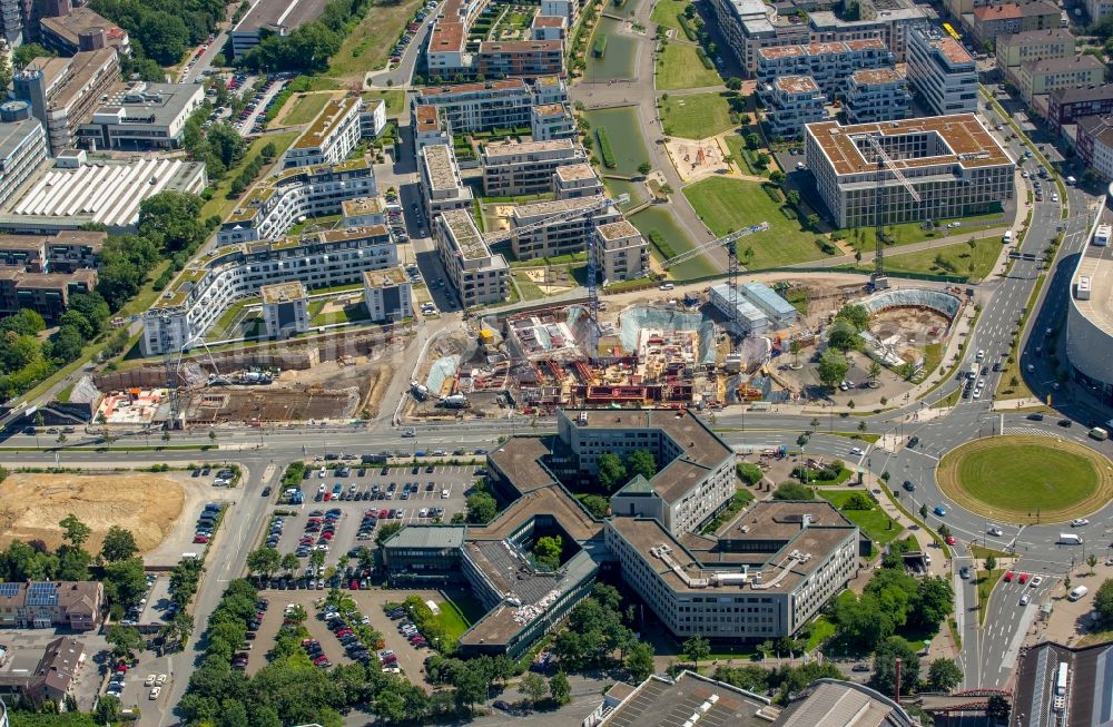 Essen from the bird's eye view: View of the University Quarter and the construction site for the office building of Funke Media Group on Berliner Platz in Essen in the state of North Rhine-Westphalia. The shopping mall Limbecker Platz is located in the foreground