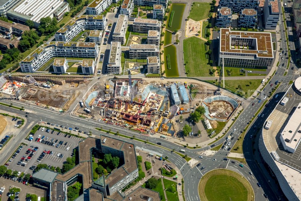 Essen from the bird's eye view: View of the University Quarter and the construction site for the office building of Funke Media Group on Berliner Platz in Essen in the state of North Rhine-Westphalia. The shopping mall Limbecker Platz is located in the foreground